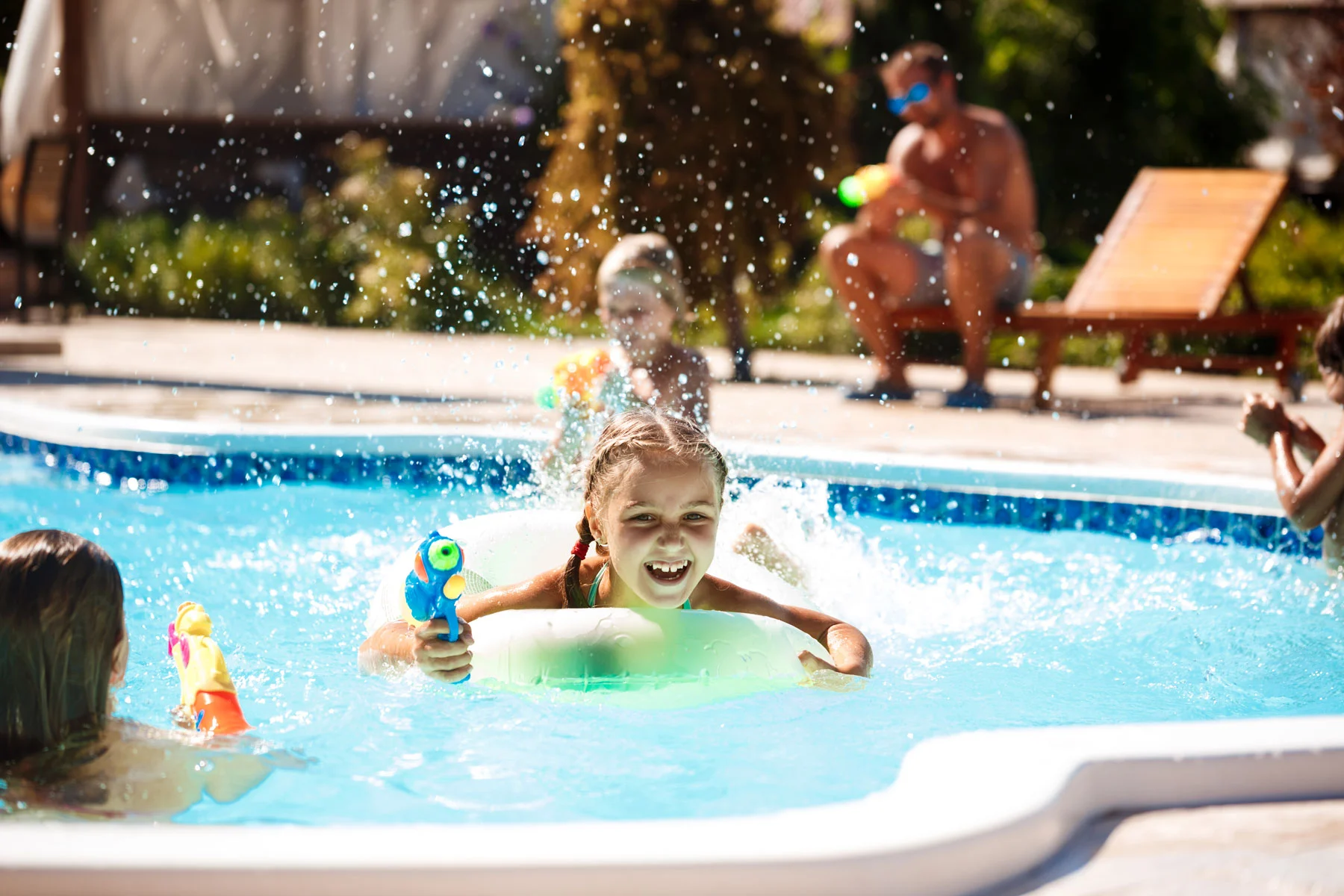 Niños en una piscina en verano